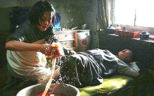 古人生孩子,為啥接生婆大喊“燒熱水”?這可不是一般的事 古人生孩子,為啥接生婆大喊“燒熱水”?這可不是一般的事