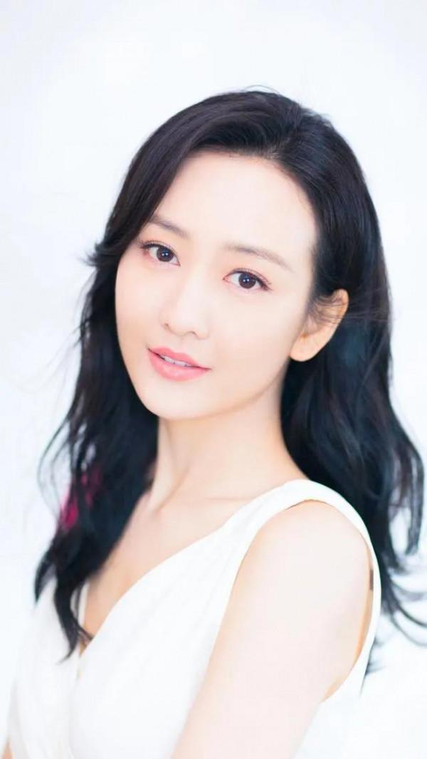 王鷗顏值高、身材佳，一襲白色禮服氣質線上，女人味十足