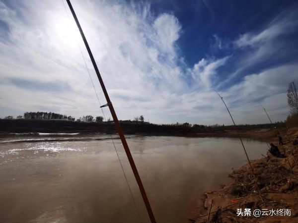 在“涇渭分明”處，有人說他釣過四五十斤的大魚