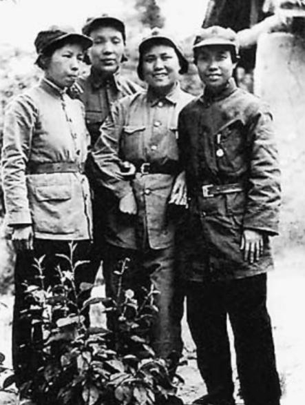 兒子陪媽來烈士陵園，竟發現墓碑上有媽的名字，隨即向政府打報告