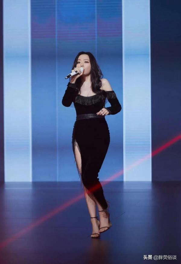 舞臺上的張靚穎光芒四射，不愧是實力歌手