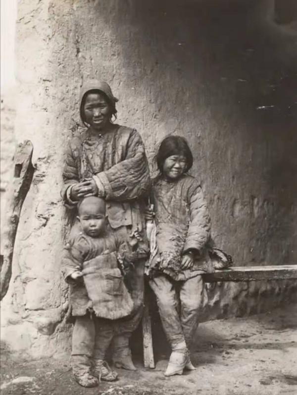 老照片中的清朝末年:慈禧太后葬禮極盡奢華,有人一生只洗一次頭 老照片中的清朝末年:慈禧太后葬禮極盡奢華,有人一生只洗一次頭