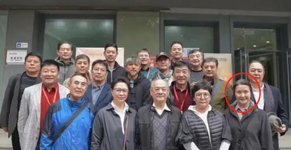 方舒：被屠洪剛拋棄後獨自撫養兩個女兒長大，生活有淚也有笑