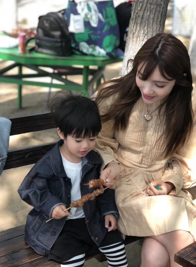 姜潮中秋節曬女兒，脖子拉傷不忘親吻小公主，自曝每天要親一百次