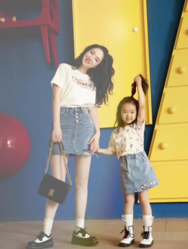 董璇母女同穿桃心長褲，灰色拼接西裝丸子頭，小酒窩抱腰撒嬌萌化