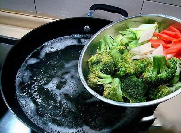 醫生告誡：這6類蔬菜或自帶“毒素”，吃前最好焯水，別嫌麻煩哦