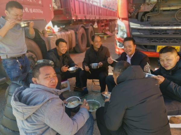 青藏線上的卡車人：跑“天路”，吃好喝好休息好是關鍵