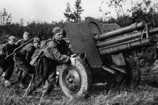 為什麼士兵們要把步槍綁在大炮上? 為什麼士兵們要把步槍綁在大炮上?