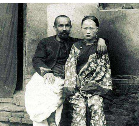 晚清時期,一位19歲的“王爺女兒”被賣到歐洲,關在囚籠中展覽 晚清時期,一位19歲的“王爺女兒”被賣到歐洲,關在囚籠中展覽