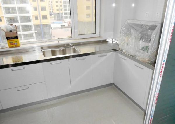 在老爸的堅持下,櫥櫃檯面安裝不鏽鋼,使用2年,只能說真香 在老爸的堅持下,櫥櫃檯面安裝不鏽鋼,使用2年,只能說真香