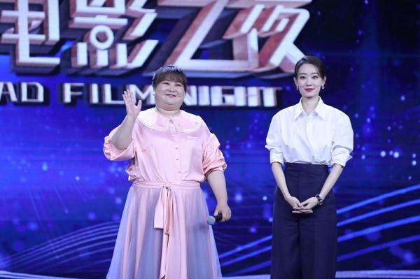 賈玲越來越可愛了,穿粉裙很溫柔,還有點古風的感覺 賈玲越來越可愛了,穿粉裙很溫柔,還有點古風的感覺