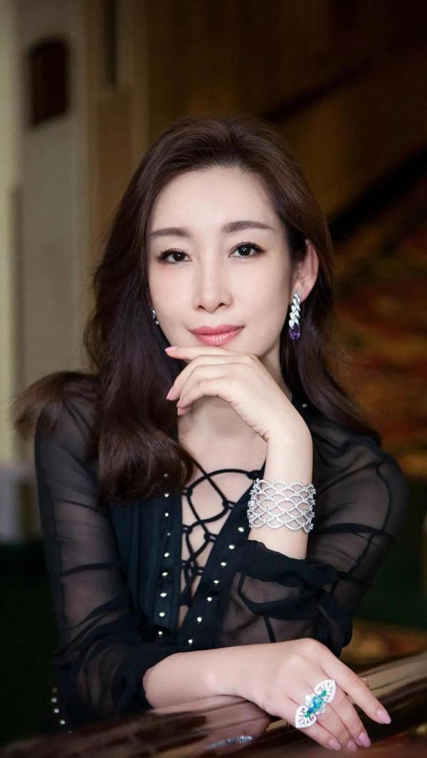 我被秦海璐圈粉了！御姐歸來，這誰頂得住啊