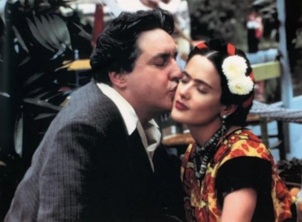 “一字眉”畫家：18歲車禍32次手術，丈夫出軌妹妹，她選擇原諒他