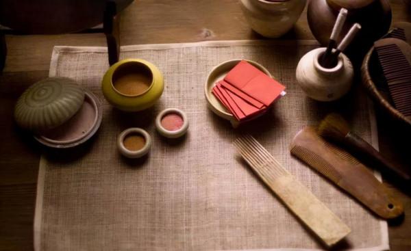 在沒有化妝品和P圖的年代,古代女子都是用什麼化妝的? 在沒有化妝品和P圖的年代,古代女子都是用什麼化妝的?