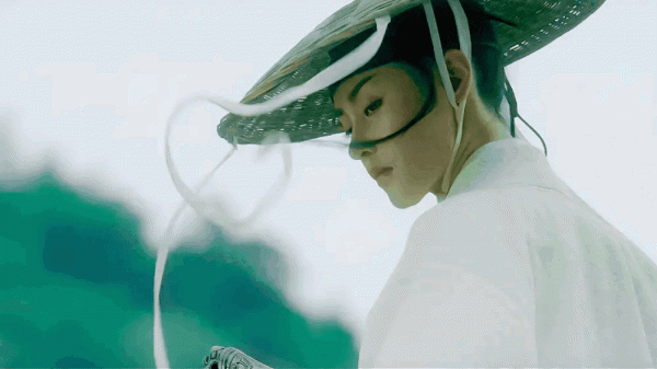 從用假馬到直接騎人、打戲無力全靠特效，流量演員拍戲錢太好掙