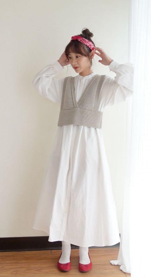 這樣穿洋裝超百搭超可愛!純白連身裙+針織背心重複穿搭 這樣穿洋裝超百搭超可愛!純白連身裙+針織背心重複穿搭