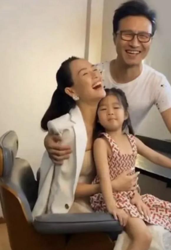 章子怡在汪峰身邊就變小女人！穿基礎裝氣質照樣出眾，比心太可愛