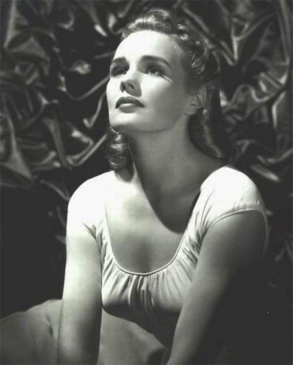 70年女星弗蘭西斯病逝醫院，曾被親媽切除前額葉，還被送進瘋人院