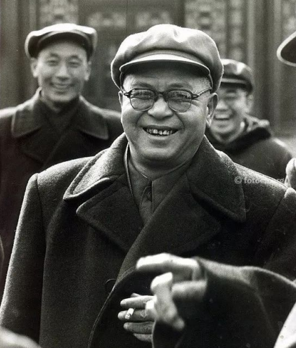 十大元帥四位葬在八寶山，朱德骨灰盒編號101，聶榮臻埋在松樹下