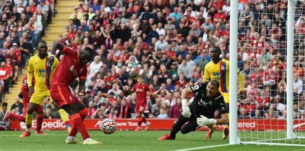 曼城耗盡運氣紅軍再接再厲,C羅繼續進球林皇演絕殺…… 曼城耗盡運氣紅軍再接再厲,C羅繼續進球林皇演絕殺……