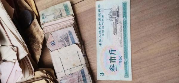 收藏品——古錢幣，看看我爸爸媽媽的收藏品