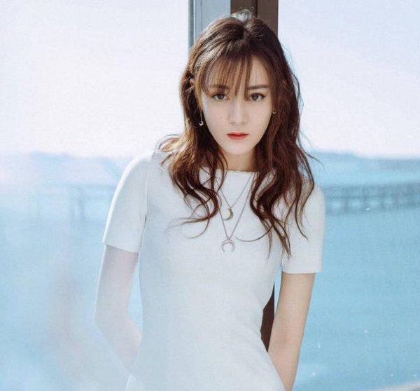 奇葩土豪高調“求婚”迪麗熱巴超過1000天,只是單純愛慕還是炒作 奇葩土豪高調“求婚”迪麗熱巴超過1000天,只是單純愛慕還是炒作