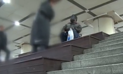 韓國兄妹街頭流浪10年，哥哥每天堅持鞋油塗臉，只因無私的親情