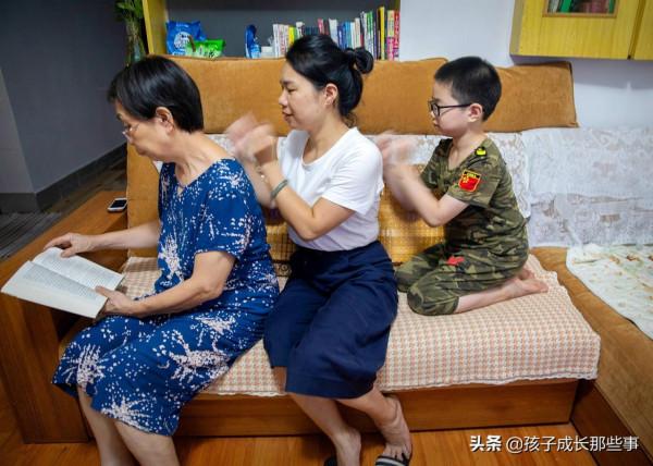 學生為扭了脖子的老師按摩,家長知道後氣憤不已,你怎麼看? 學生為扭了脖子的老師按摩,家長知道後氣憤不已,你怎麼看?