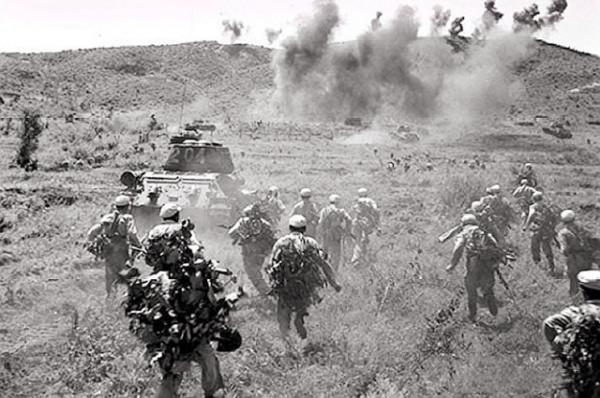 連長重傷指導員犧牲，危急時刻小兵：大家聽我指揮，後成軍區司令