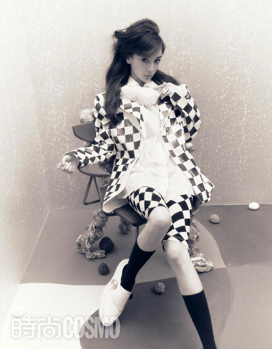 Angelababy霓虹童話大片釋出 煙燻妝少女感滿滿