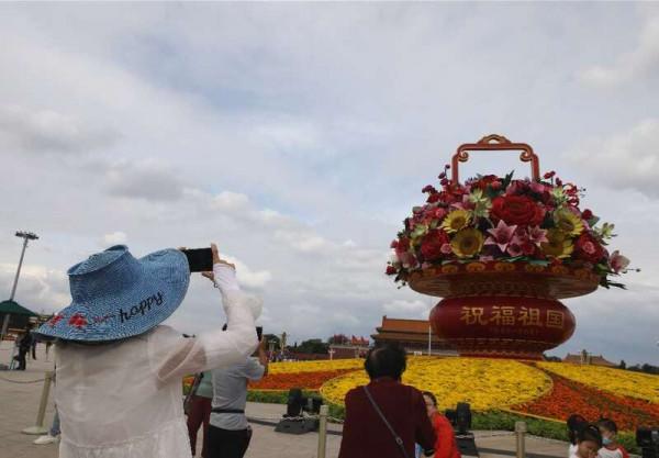 天安門廣場花卉佈置完成 遊客“打卡”合影留念 天安門廣場花卉佈置完成 遊客“打卡”合影留念