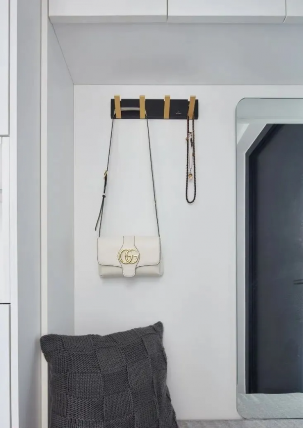 83平米現代三居室，全屋以黑白灰為主，打造出時尚有氣質的居室