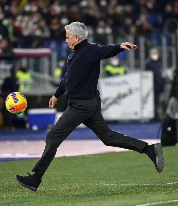 羅馬聯賽疑遭針對 穆帥怒噴裁判：你是尤文派來的嗎