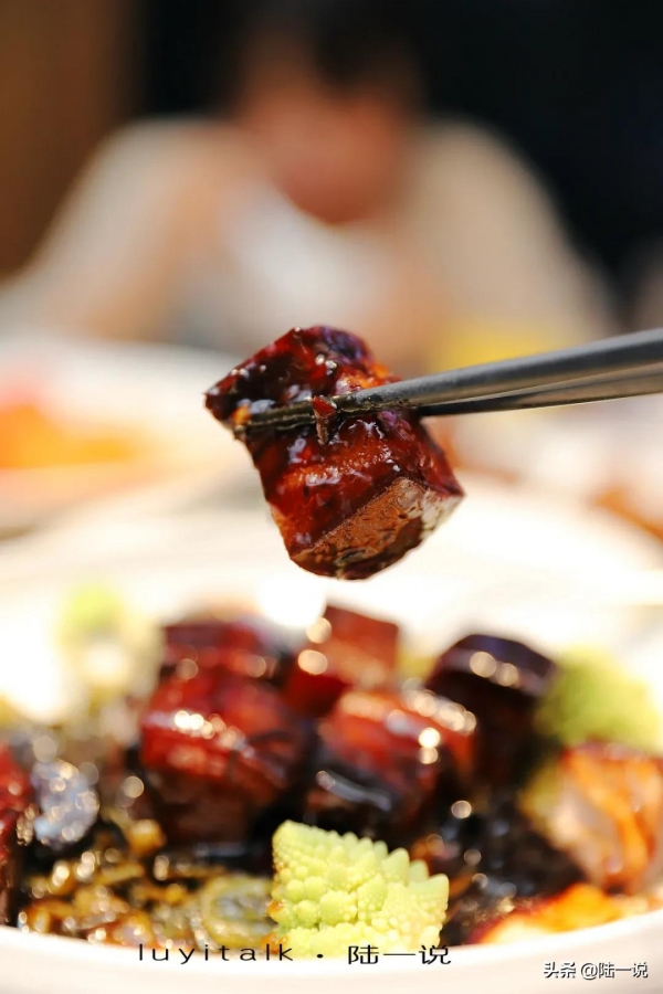 10人消費將近4000元，鮮松茸、大黃魚、羅氏蝦、私房牛肉都不錯