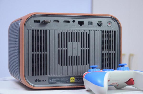 國產推出“4K解析度”的智慧投影儀：3000ANSI流明，開燈也能用