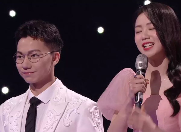 湖南臺新主持跨年亮相即翻車，找不到鏡頭不會接話，何炅都帶不動