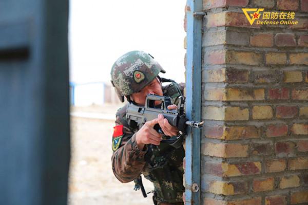 直擊武警某部特戰隊員冬季大練兵現場