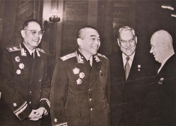 1957年，12位開國將帥在莫斯科大合影，彭老總站中間，粟裕站後邊