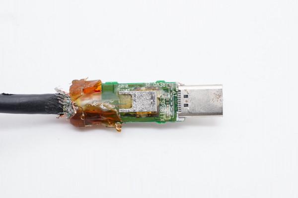 內建光纖模組的CC線長什麼樣?拆解Facebook Oculus VR專用線揭曉 內建光纖模組的CC線長什麼樣?拆解Facebook Oculus VR專用線揭曉