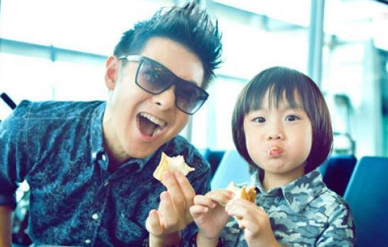 生下3胎的8個明星家庭：有人5年內連生3娃，有人46歲了還敢產子