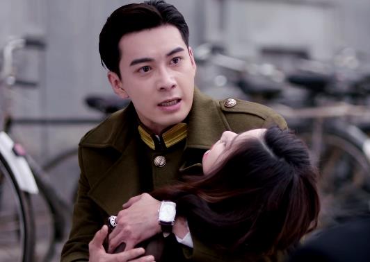 一見傾心“跳樓”本該成為名場面,卻直接垮掉,你們還是去進修吧 一見傾心“跳樓”本該成為名場面,卻直接垮掉,你們還是去進修吧