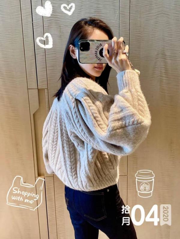 王子文太會穿了吧，這身“針織衫+開叉褲”打扮，159穿出170氣場