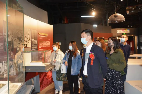 北京2022年冬奧會特許商品“冬奧冰雪瓷尊”捐贈儀式在我館舉行 北京2022年冬奧會特許商品“冬奧冰雪瓷尊”捐贈儀式在我館舉行