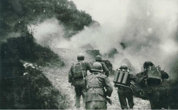 6次火燒越軍都不到10米，噴火兵支援偵察兵戰鬥，榮立一等功