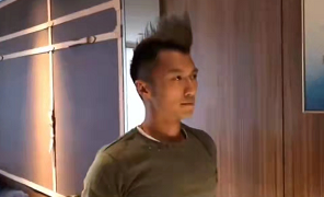 41歲謝霆鋒罕下田耕牛！手持斗笠帥氣十足，褲子沾滿泥巴太狼狽