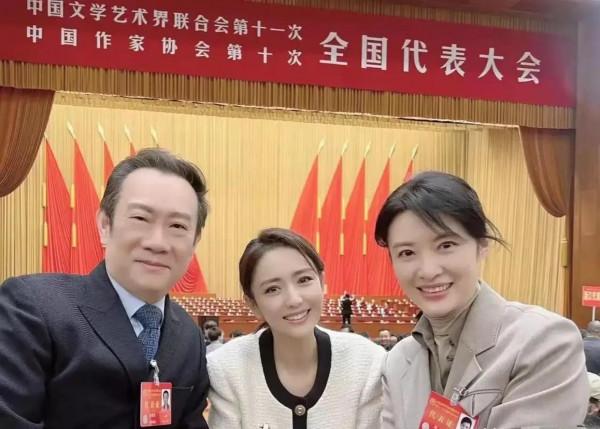 央視女人周濤，連換三套衣服，把一起參會的娛樂圈女人給秒啦