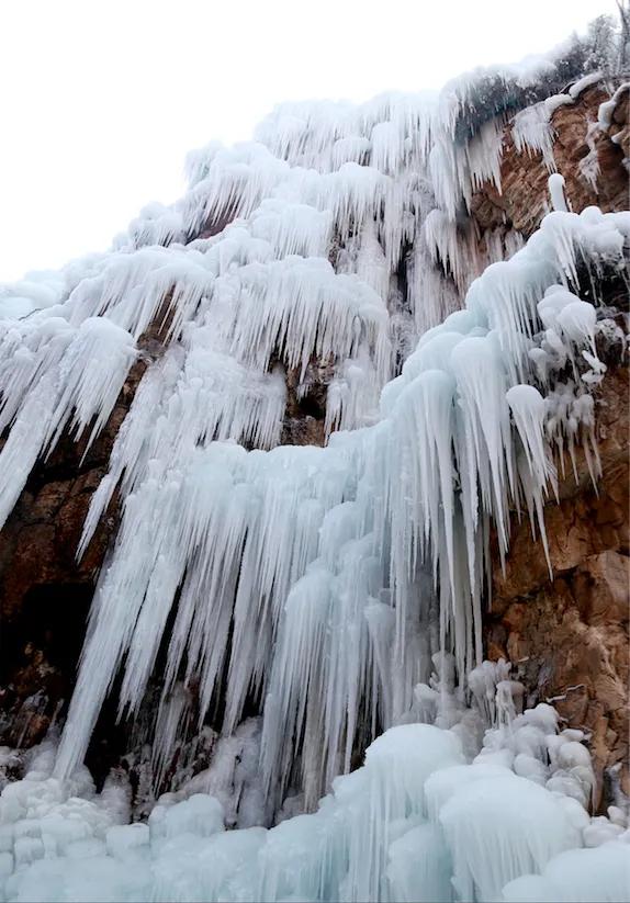 分享~冰瀑布，白色茫茫，晶瑩剔透，稀罕稀罕，太震撼啦