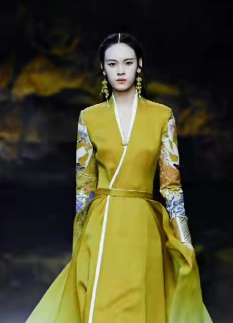 52歲周濤終於迴歸春晚舞臺!參加山東春晚彩排,穿國風禮服太絕美 52歲周濤終於迴歸春晚舞臺!參加山東春晚彩排,穿國風禮服太絕美