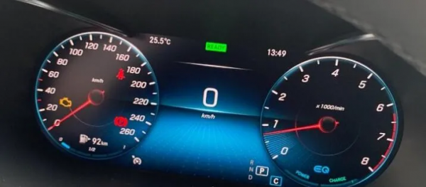 賓士發動機黃燈亮是什麼原因？能不能繼續開？