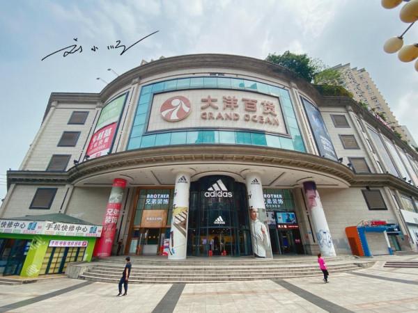 重慶楊家坪的地標商場，直通輕軌站，開了十幾年，人氣一直都很旺